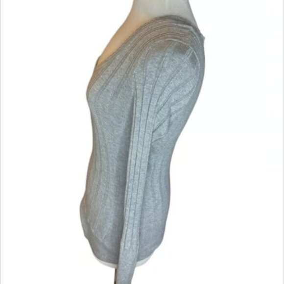 Express MSRP $68 Gray Long Sleeve Knit Top Sweater Ribbed Scoop Neck Top Medium - Picture 3 of 8